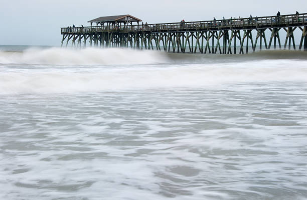 exposition longue de l'ouragan sandy vagues à myrtle beach, caroline du sud - hurricane sandy myrtle beach pier wave photos et images de collection