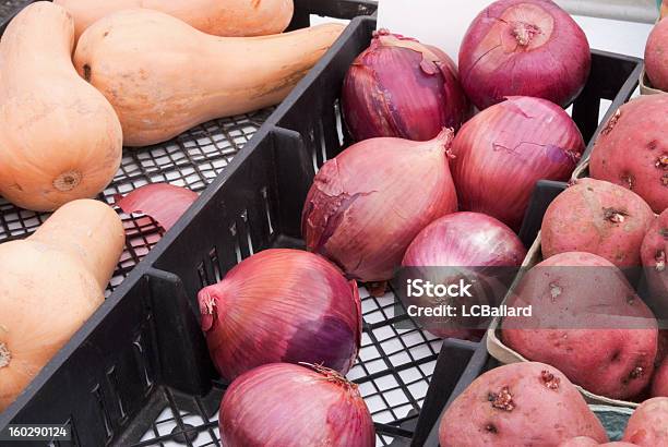 Squash Cipolle E Patate Per La Vendita In Un Mercato Degli Allevatori - Fotografie stock e altre immagini di Alimentazione sana