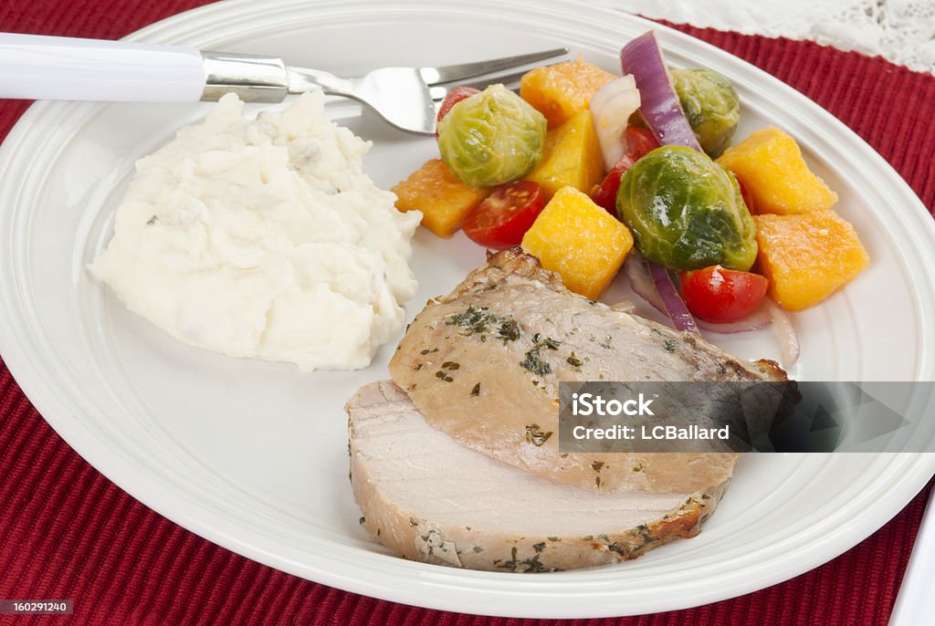 Cerdo asado sirve recién horneados con puré de papas y verduras - Foto de stock de Alimento libre de derechos