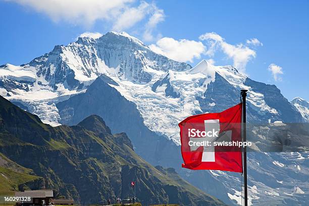 Bandera Suiza Foto de stock y más banco de imágenes de Acantilado - Acantilado, Aire libre, Alpes Europeos