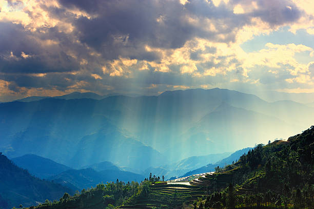 le soleil brille sur des terrasses - agriculture artificial yunnan province china photos et images de collection