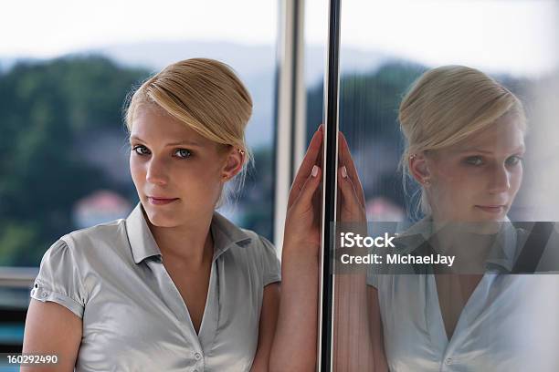 Junge Frau Zeigt Sich Im Glas Stockfoto und mehr Bilder von Abgeschiedenheit - Abgeschiedenheit, Attraktive Frau, Außenaufnahme von Gebäuden