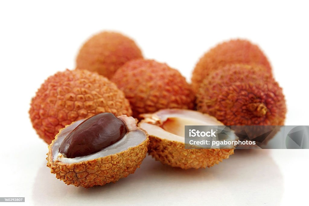 Lichi (Litchi chinensis) aislado sobre fondo blanco - Foto de stock de Agricultura libre de derechos