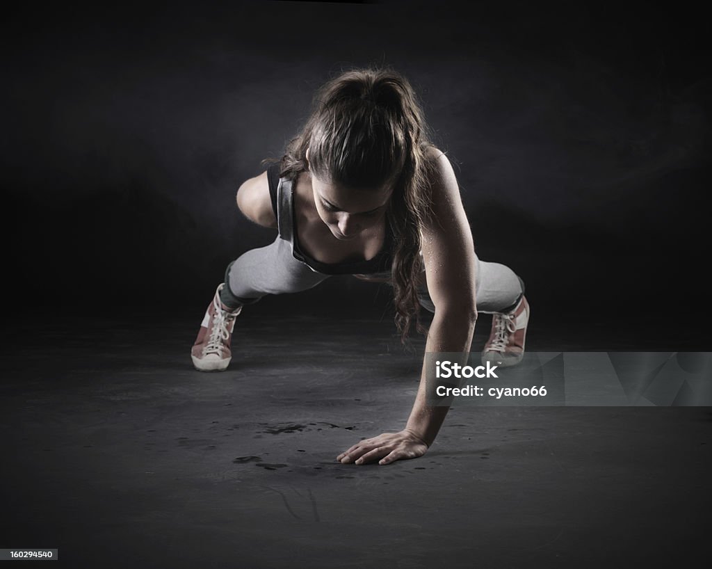 Schwarz-Weiß-Bild von einer Frau tun, Push-ups - Lizenzfrei Frauen Stock-Foto