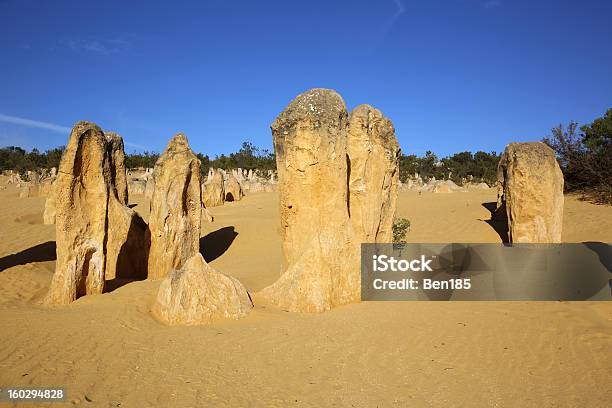 Foto de De Pinnacles e mais fotos de stock de Austrália - Austrália, Austrália Ocidental, Calcário