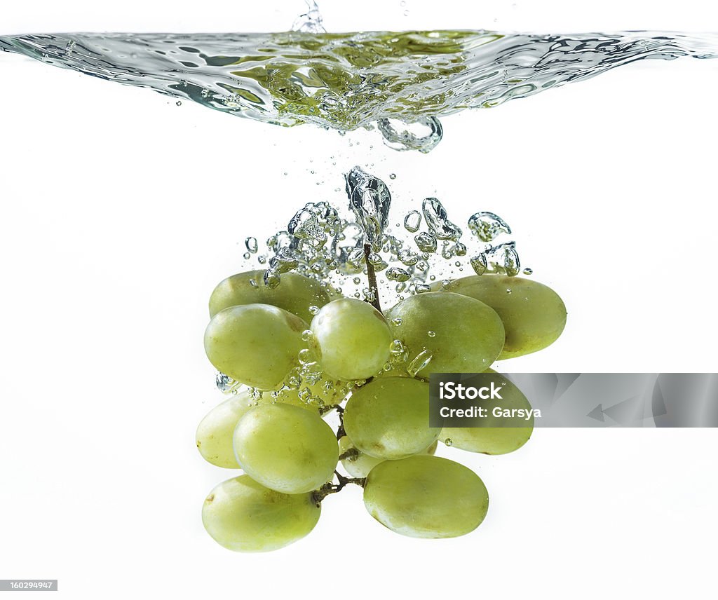Zielony winogron w water splash - Zbiór zdjęć royalty-free (Chlapać)
