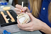 nahaufnahme-der-dental-techniker-auftragen-porzellan-eine-mold.jpg?b=1&s=170x170&k=20&c=8naFh_ixoKHpEQ-cMKRJEWIiYHaDyrKkbaUtuVmzpf8=