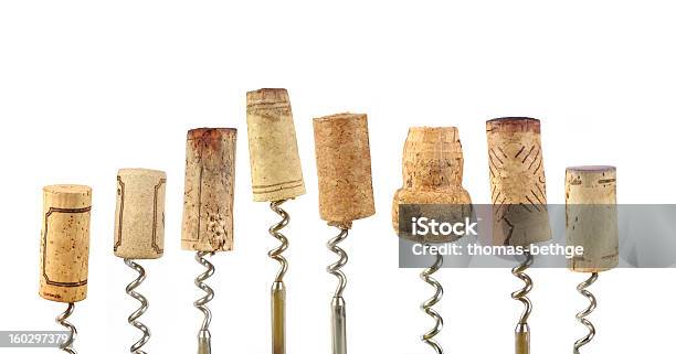 Different Size Wine Corks With The Corkscrew In Each Of Them 照片檔及更多 一組物體 照片