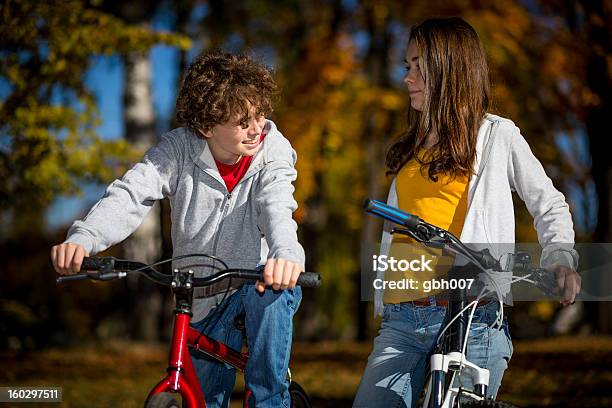 Foto de Menina E Menino Andando De Bicicleta No Parque Da Cidade e mais fotos de stock de 14-15 Anos