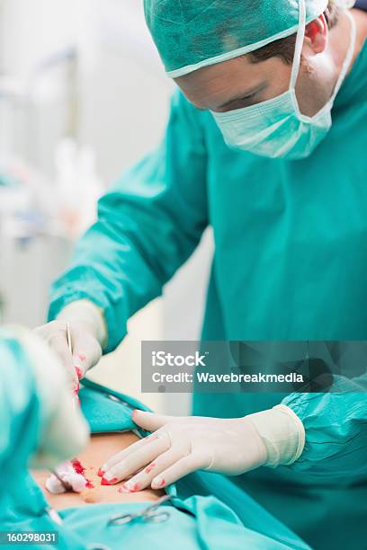 Chirurg Berühren Bauch An Patienten Stockfoto und mehr Bilder von Arzt - Arzt, Aufführung, Bauch