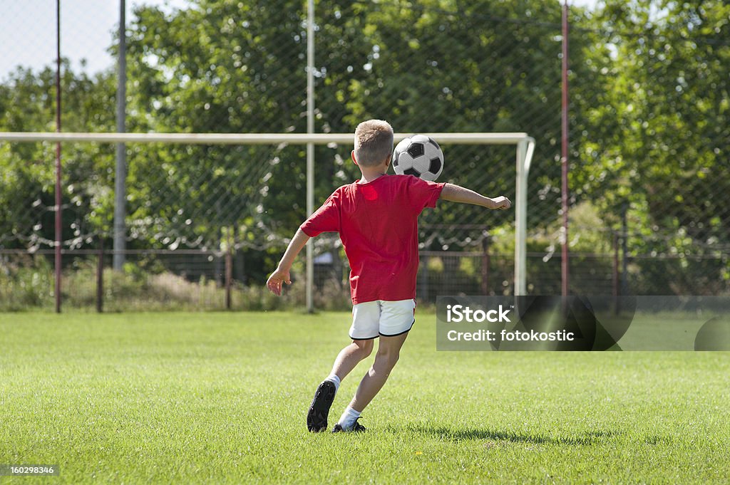 Ragazzo di tiro Football - Foto stock royalty-free di 8-9 anni