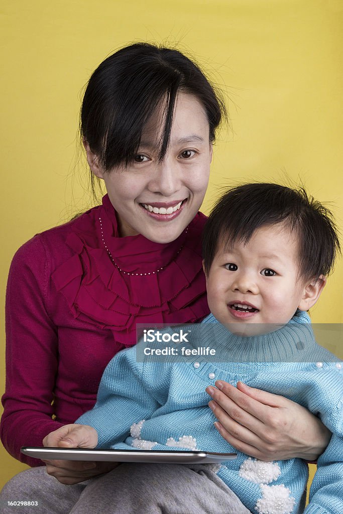 Азиатские Мать и ребенок, используя планшетный компьютер - Стоковые фото Азиатского и индийского происхождения роялти-фри