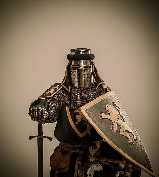 Foto de Cavaleiro Medieval Com Espada E Um Escudo Contra Parede De Pedras e  mais fotos de stock de Cavaleiro - Papel Humano - iStock