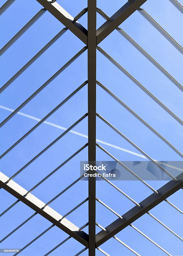 対称（トライアングル）屋上の鋼、光と影 - ます目のロイヤリティフリーストックフォト
