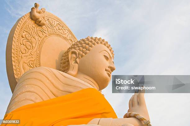 Gran Buda Estatua De Piedra Foto de stock y más banco de imágenes de Amarillo - Color - Amarillo - Color, Antiguo, Asia