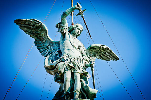 arcanjo miguel um topo de castel sant'angelo - sao gabriel tower imagens e fotografias de stock