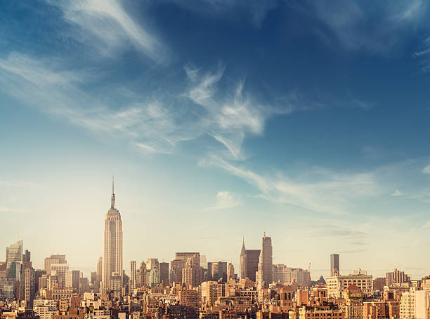 マンハッタンの街並み - dramatic sky manhattan moody sky new york city ストックフォトと画像