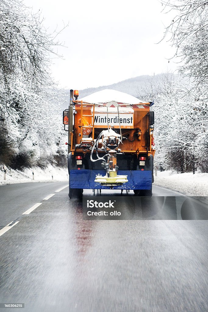 冬のサービス-雪耕土機トラック - 融雪剤のロイ��ヤリティフリーストックフォト