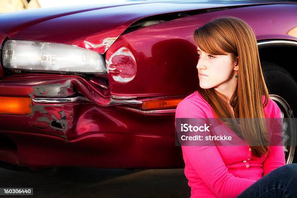 Adolescente Piegato Parafango Contemplazione - Fotografie stock e altre immagini di Adolescente - Adolescente, Ammaccato, Automobile