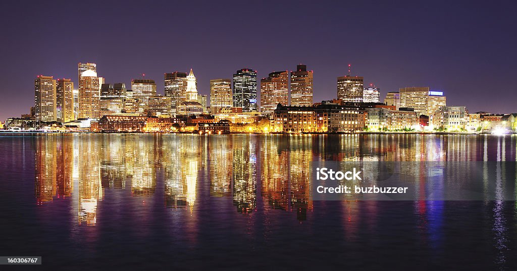 Boston City luzes noturnas com reflexos - Foto de stock de Boston - Massachusetts royalty-free