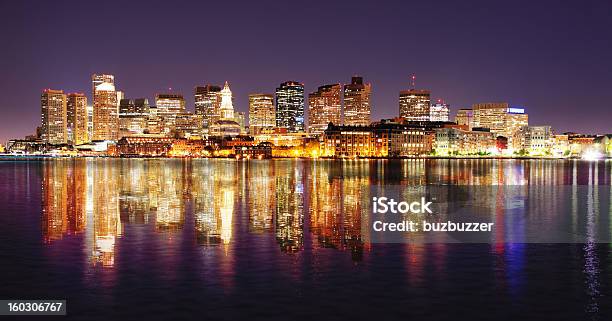Foto de Boston City Luzes Noturnas Com Reflexos e mais fotos de stock de Boston - Massachusetts - Boston - Massachusetts, Silhueta urbana, Noite