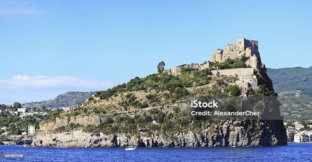 Vista panoramica del Castello Aragonese, Isola d'Ischia-Italia - Foto stock royalty-free di Acqua