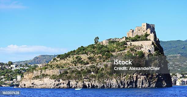 Foto de Vista Panorâmica Do Castelo Aragonese Ilha De Ísquia Itália e mais fotos de stock de Antigo