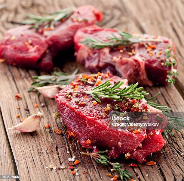 Photo libre de droit de Steak De Bœuf banque d'images et plus d'images libres de droit de Ail - Légume à bulbe - Ail - Légume à bulbe, Aliment, Aliment cru