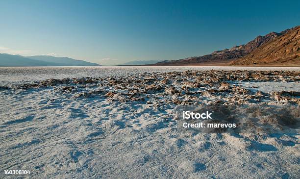 La Planta Baja En Badwater Foto de stock y más banco de imágenes de Aire libre - Aire libre, Badwater, Bruma de calor