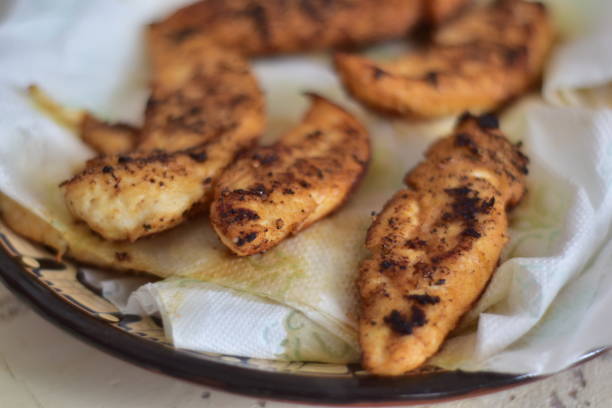 close up de peitos de frango frito - animal skin prepared potato chicken leg chicken - fotografias e filmes do acervo