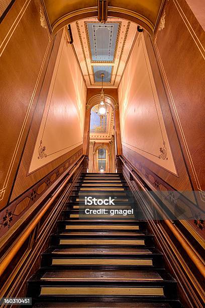 Longas Escadas Antiga Brown - Fotografias de stock e mais imagens de Antigo - Antigo, Arquitetura, Castanho