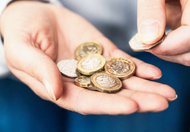 counting uk coins - women savings uk coin imagens e fotografias de stock