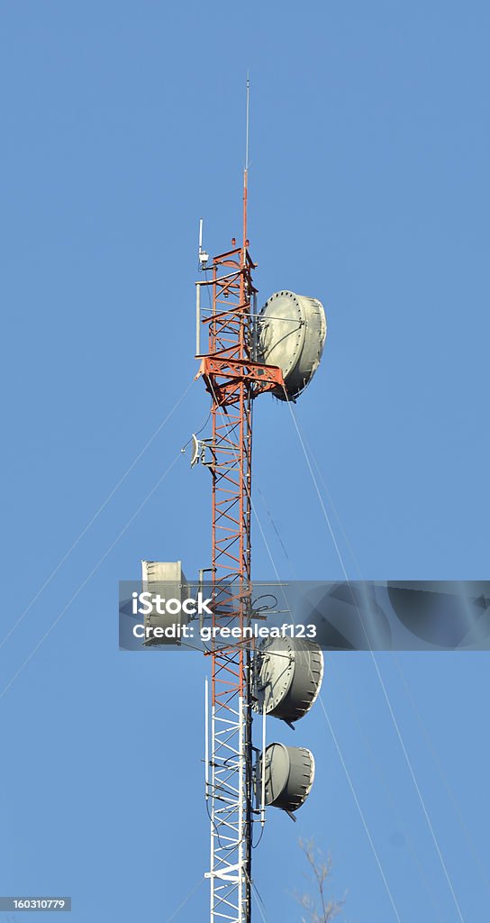 Torre de antena de comunicación y teléfono móvil - Foto de stock de Acero libre de derechos