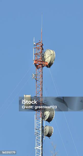 Torre De Antena De Comunicación Y Teléfono Móvil Foto de stock y más banco de imágenes de Acero - Acero, Azul, Comunicación