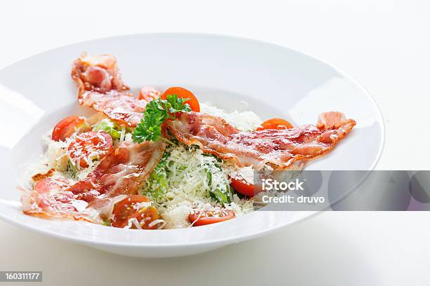 Foto de Salada Ceasar Com Bacon e mais fotos de stock de Alface - Alface, Alho porró, Alimentação Saudável