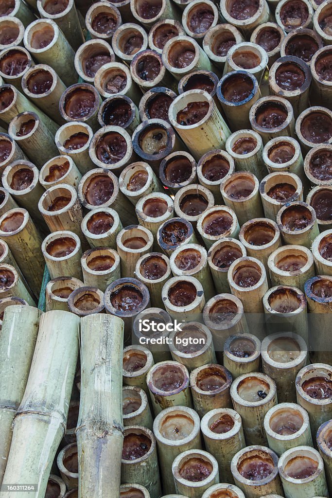 Riz sweet en bambou - Photo de Fond noir libre de droits