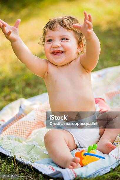 Sorridente Bebé - Fotografias de stock e mais imagens de Fralda - Fralda, Verão, 12-15 Meses