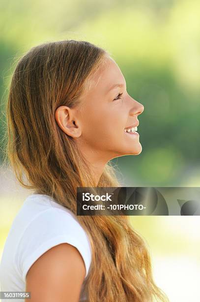 Sonriente Joven Hermosa Chica En Perfil Foto de stock y más banco de imágenes de Adulto - Adulto, Aire libre, Belleza