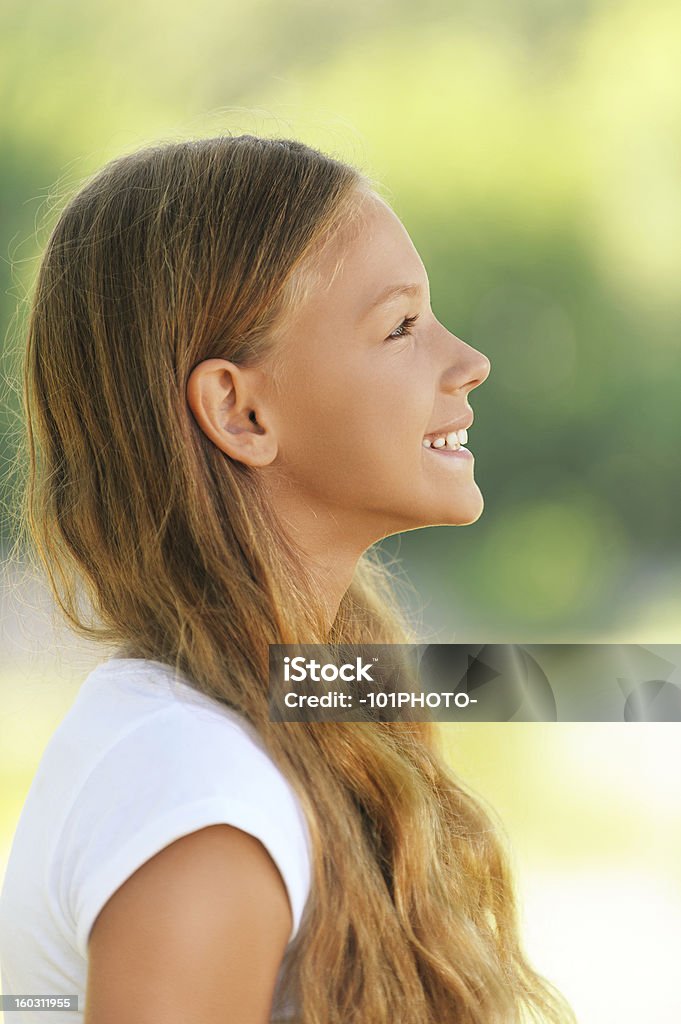 美しい若い笑顔の女性のプロファイル - 人物のロイヤリティフリーストックフォト