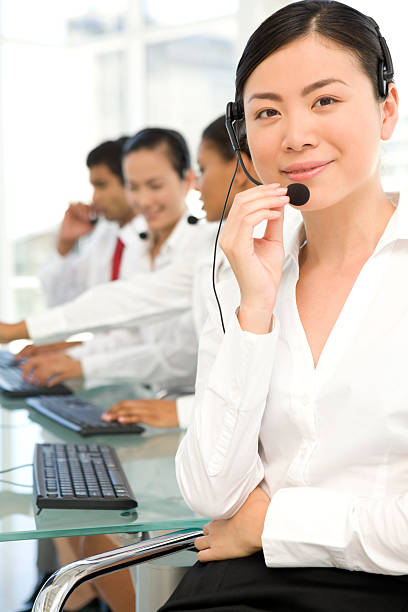 lavorando in un call center - white collar worker global communications side view headset foto e immagini stock