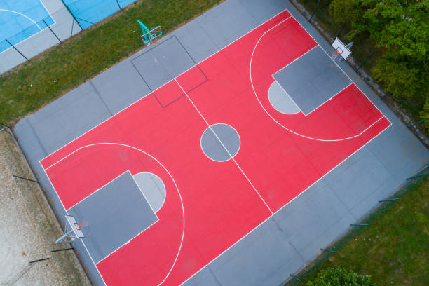 vista aerea del drone del campo da basket all'aperto - tennis baseline fun sports and fitness foto e immagini stock