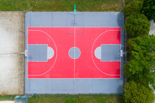 vista aerea dall'alto del campo da basket all'aperto - tennis baseline fun sports and fitness foto e immagini stock