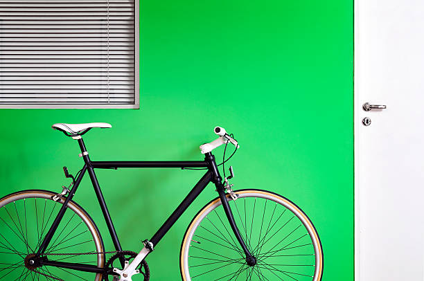 ブラックの自転車グリーンの壁 - bicycle wall green single object ストックフォトと画像