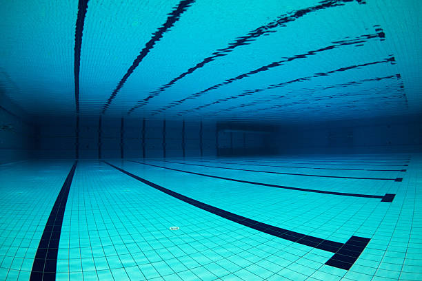 vacío en la piscina bajo el agua - lap pool fotos fotografías e imágenes de stock