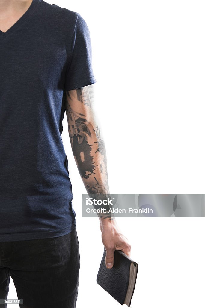 Tattoed Jovem Adulto segurando Texto Religioso - Royalty-free Bíblia Foto de stock