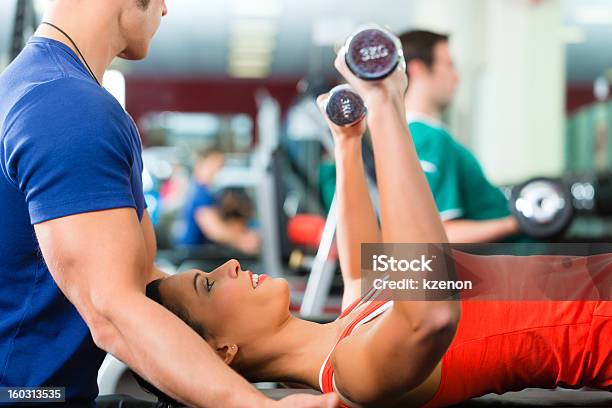 Mujer Con Pesas Individuales Dumb Bells Y Su Entrenador De Ejercicios De Gimnasio Foto de stock y más banco de imágenes de Actividad