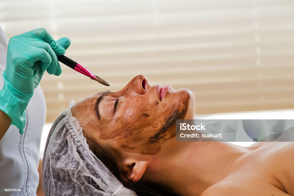 Atractiva mujer joven recibir un tratamiento facial - Foto de stock de Adulto libre de derechos