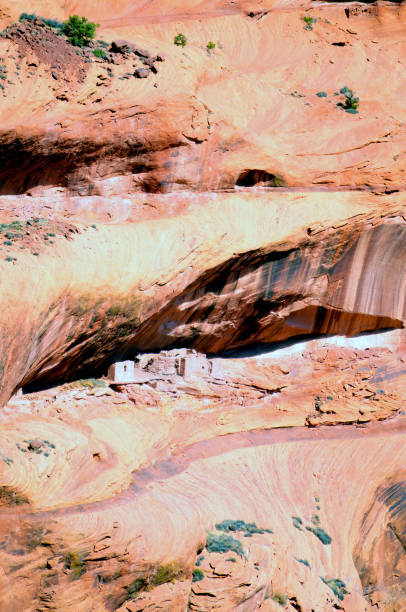 ruines anasazi entourant les collines canyon de chelly - american culture usa history anasazi photos et images de collection