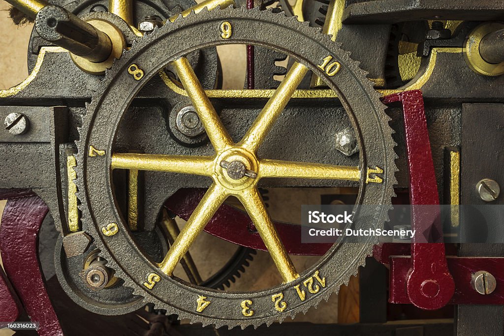 Gearwheels de uma antiga igreja relógio - Foto de stock de Antigo royalty-free