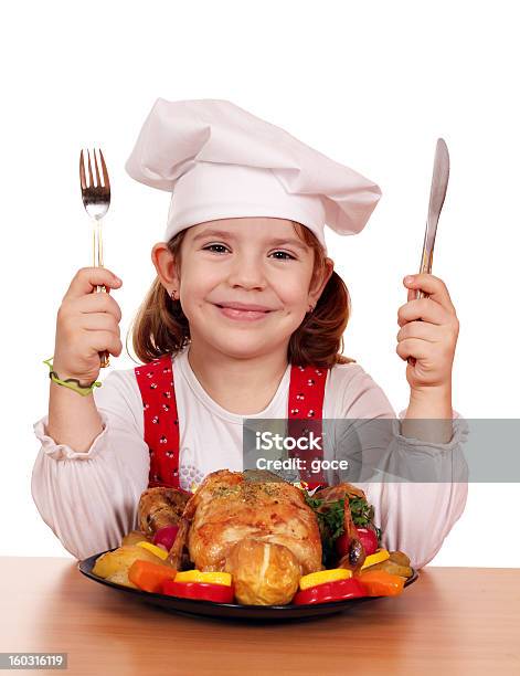 Rapariga Cook Com Frango Grelhado - Fotografias de stock e mais imagens de Comida - Comida, Criança, Faca - Talheres